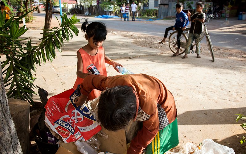 Cambodia Thol's children collect rubbish