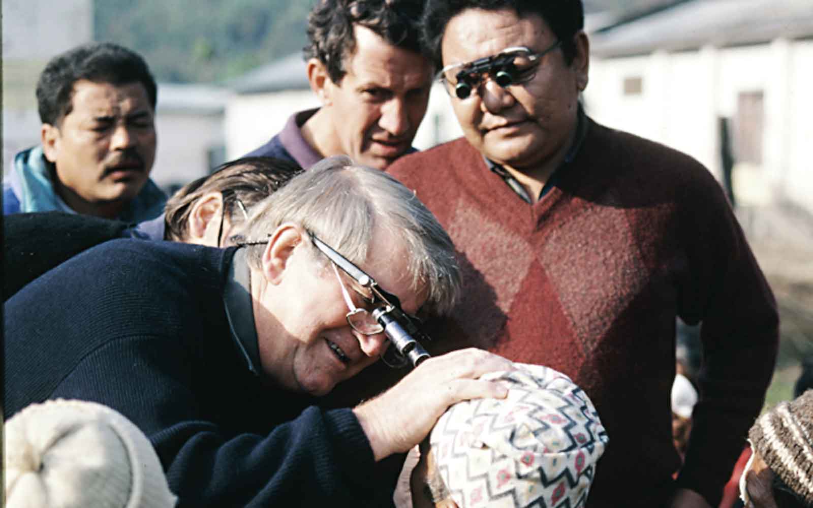 Fred and Ruit examine patient in Nepal
