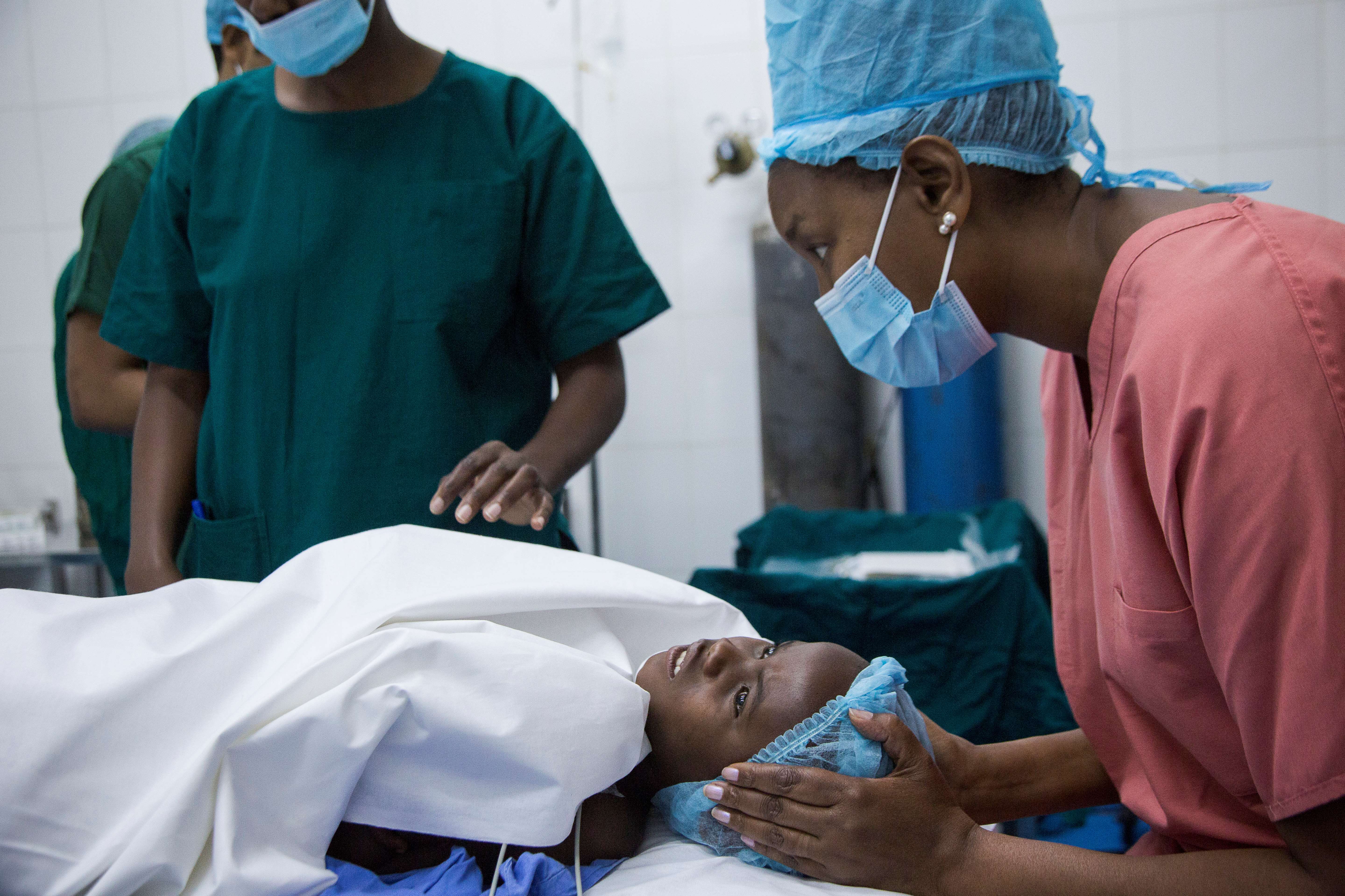 Dr Ciku preparing Eric for cataract surgery