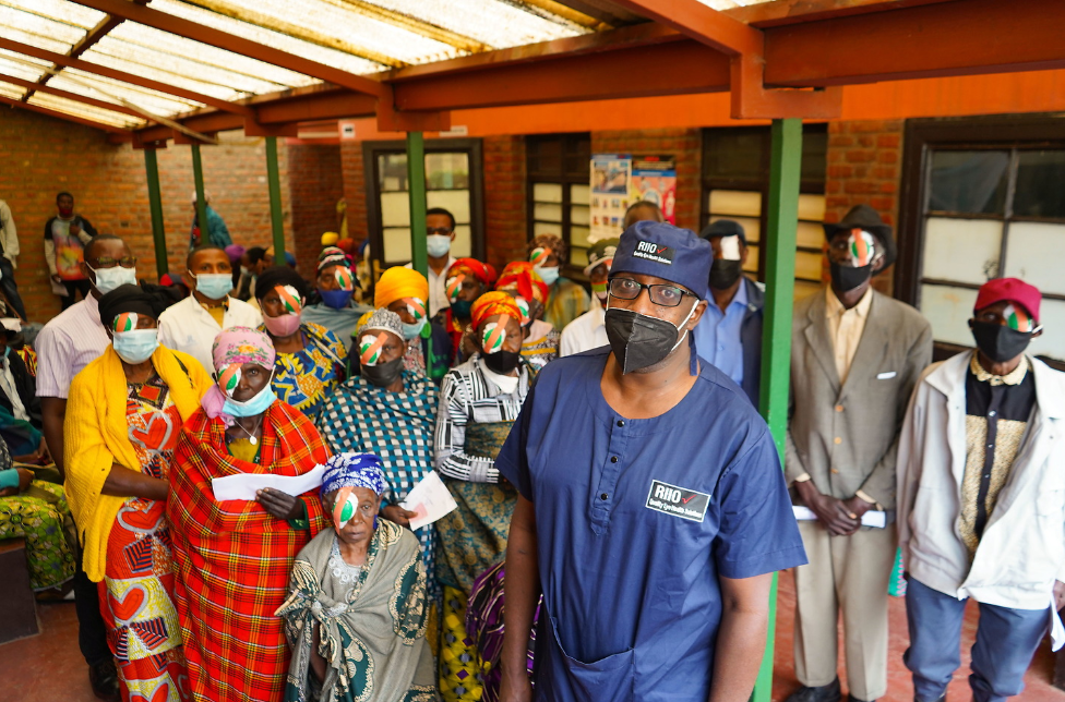 Building sustainable eye health systems means investing in people. In Rwanda, Foundation-supported ophthalmology residents were preparing to graduate and help address the country’s shortage of specialist eye doctors, particularly in rural areas.