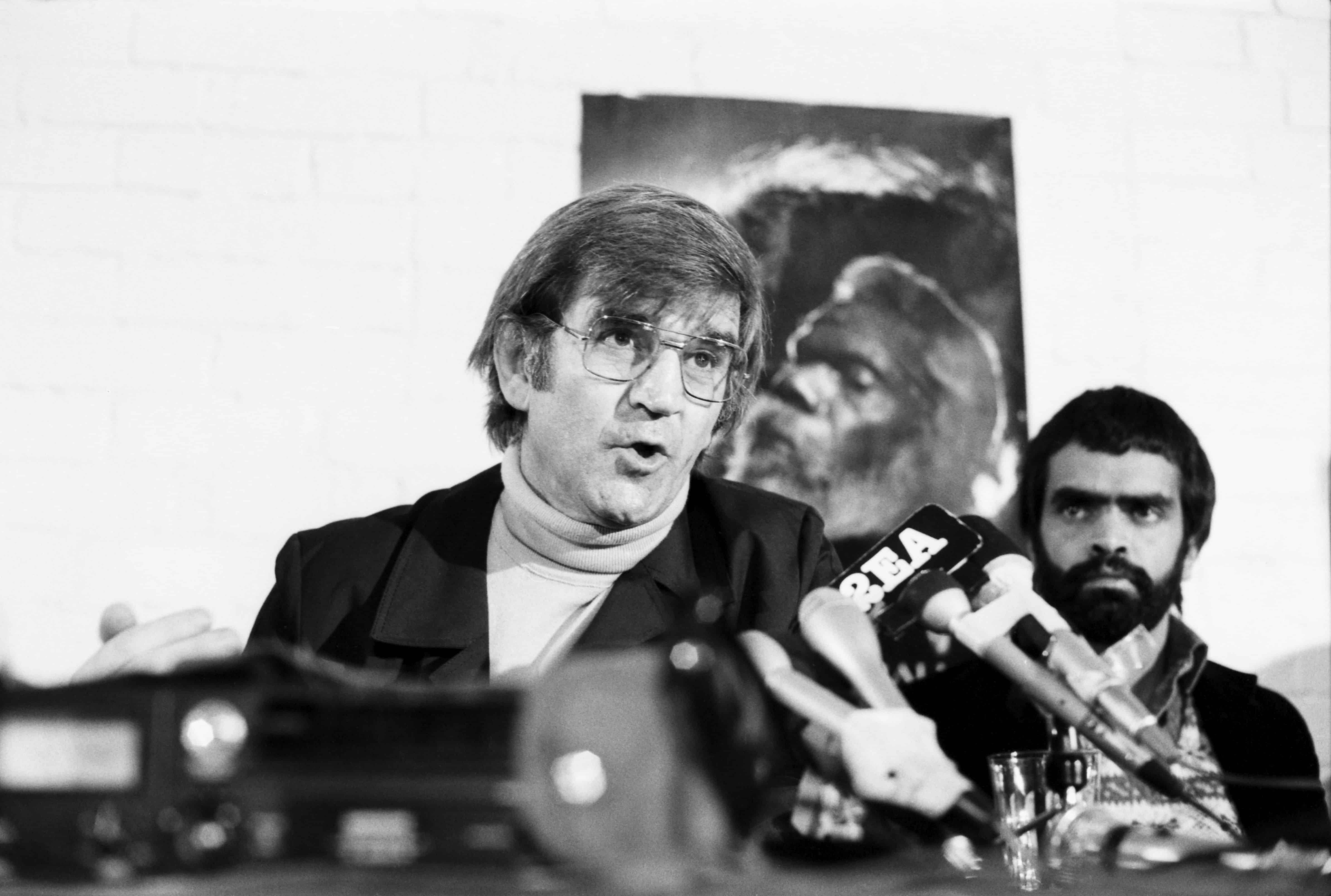 Professor Fred Hollows (left) and Gary Foley at a Sydney press conference announcing Fred Hollows&rsquo; and Gordon Briscoe&rsquo;s resignation from the National Trachoma and Eye Health Program in&nbsp;protest against&nbsp;plans to hand the Aboriginal Health Program to&nbsp;state&nbsp;governments.&nbsp;