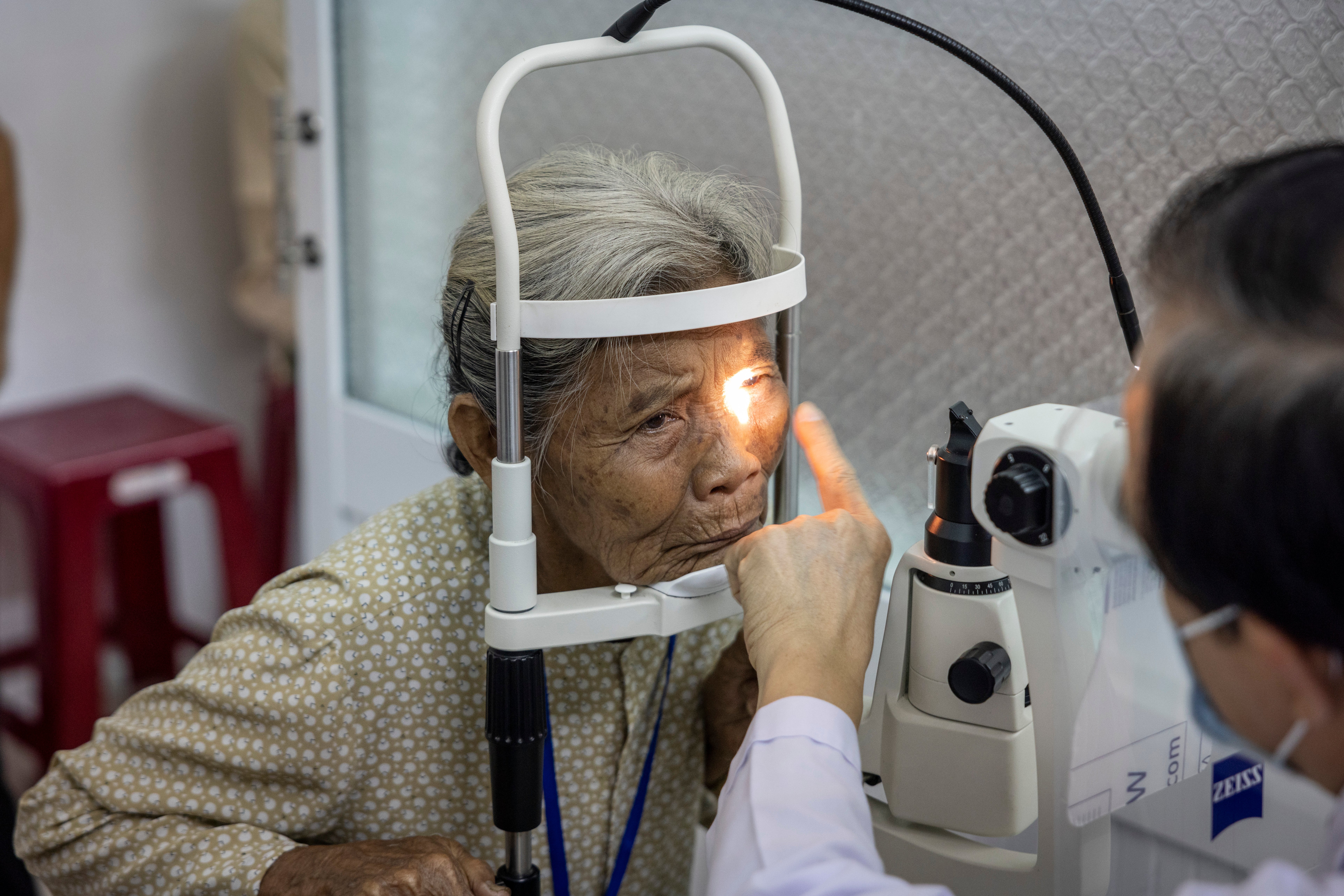 Den getting her eyes checked
