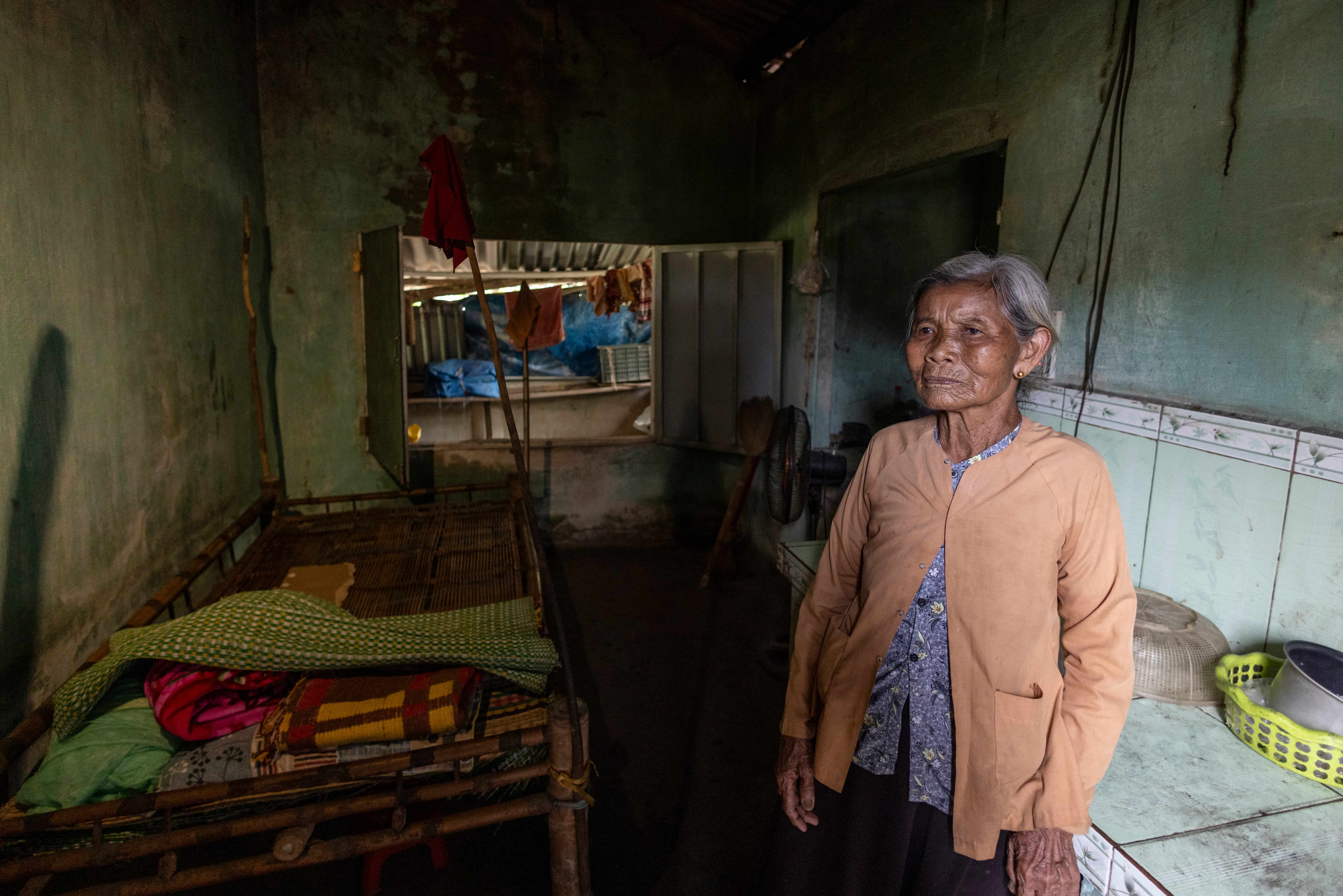 Before cataract surgery, 82-year-old Tran Thi Den struggled to see while cooking in her dim kitchen, making everyday tasks increasingly difficult.