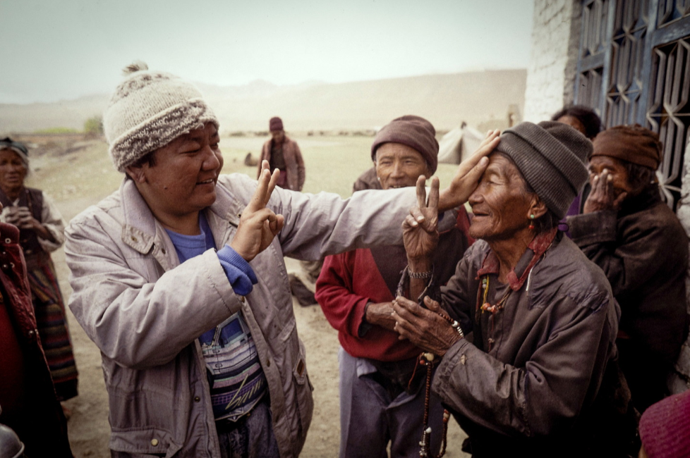 Dr Ruit examining a patients eye during the Mustang eye camp.