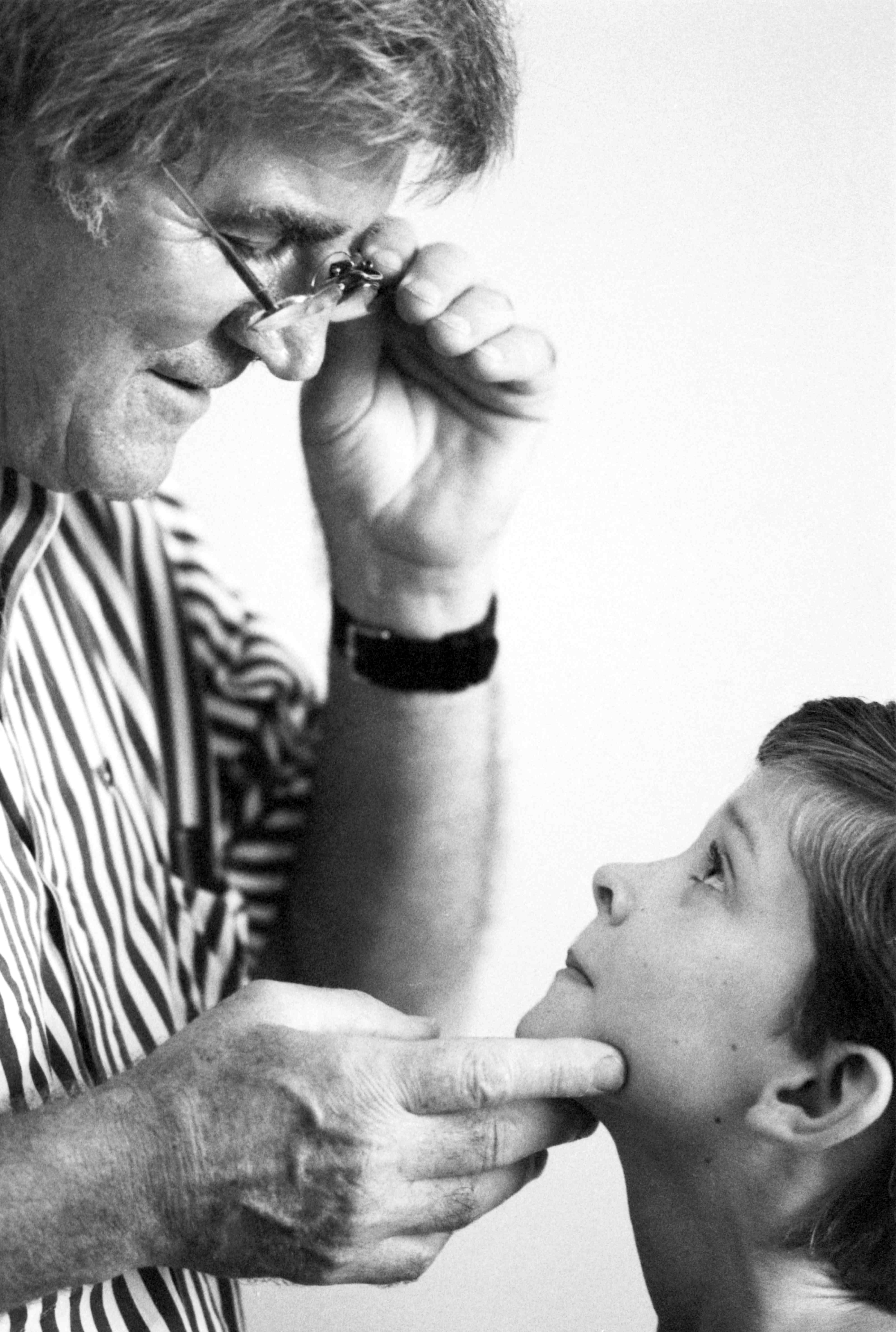 Professor Fred Hollows checks the eyes of his patient, Jamie Sataa, at Sydney's Prince of Wales Hospital 