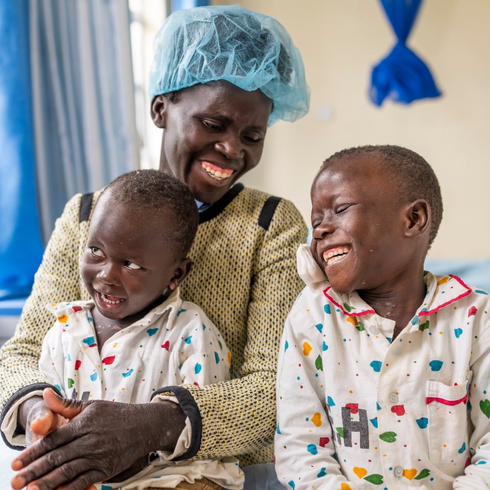 kenya-2024_eveline-with-kids_960x960px.jpg
