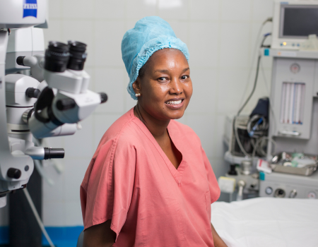 rwanda-2016_dr-ciku-surgery_450x350px.png